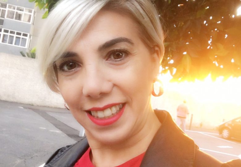 Elena del Real, especialista en marketing digital, habla sobre la importancia de la disciplina en las empresas. Selfie en el parque.