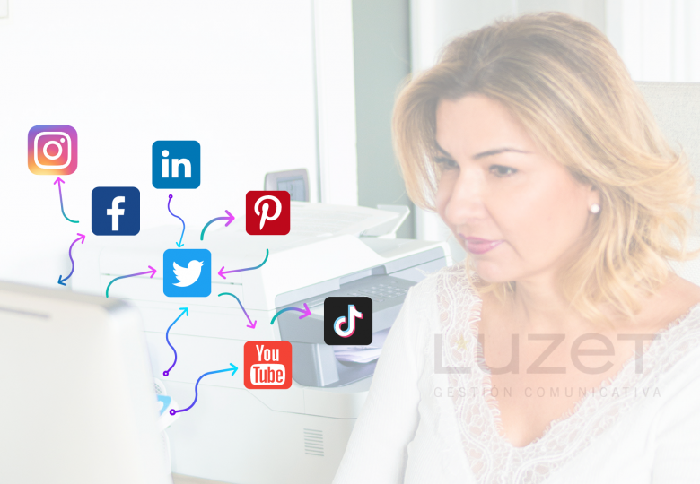 Luz Toro, profesional del marketing digital, trabaja frente al ordenador en la gestión de tus recursos digitales.