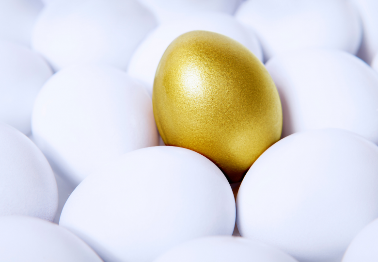 La personalidad de la marca es la que te diferencia de tu competencia. en la imagen, un huevo dorado hace la diferencia entre todos los huevos blancos.